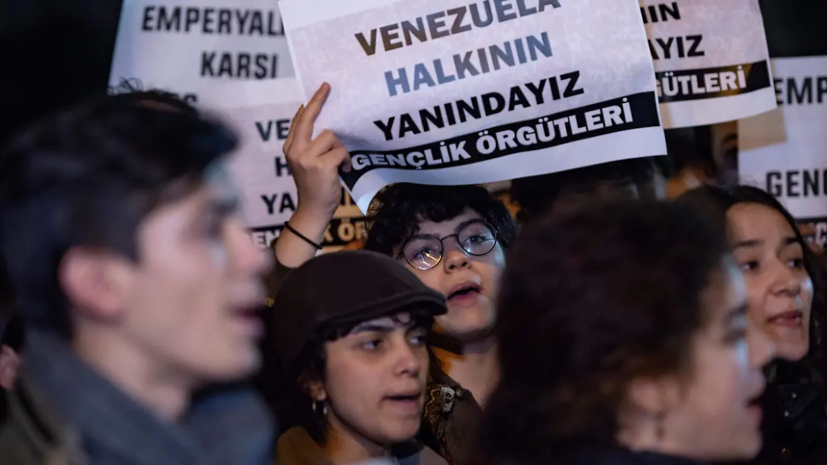 Estidiantes en apoyo a maduro en estambul